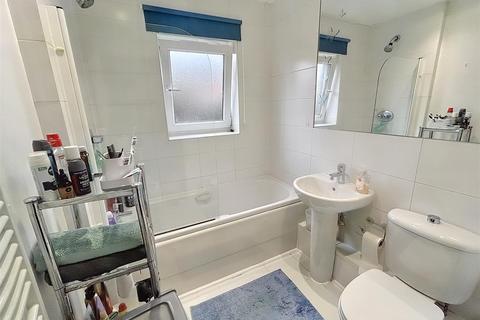 Flat 8, Derwent Court Riverside Close, Romford, RM1 1EQ