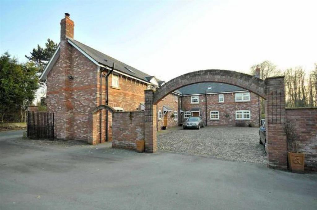 Shay Lane, Hale Barns 2 bed mews £1,295 pcm (£299 pw)
