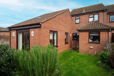 2 bedroom end of terrace house for sale, Blackbird Close, Bradwell, Great Yarmouth