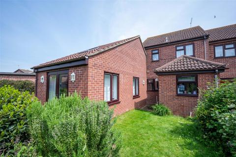 2 bedroom end of terrace house for sale, Blackbird Close, Bradwell, Great Yarmouth
