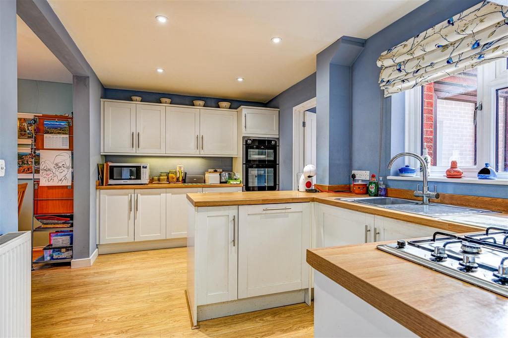 Kitchen (2).jpg