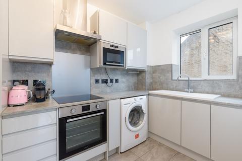2 bedroom flat for sale, Chiswick Court , Silver Crescent, Chiswick W4