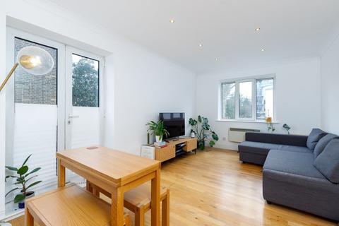 2 bedroom flat for sale, Chiswick Court , Silver Crescent, Chiswick W4