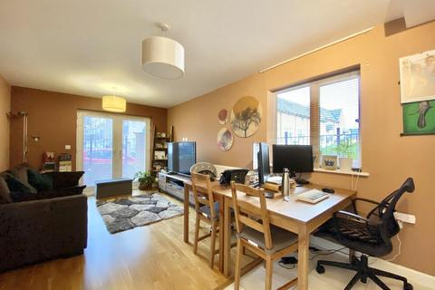 Flat 1, Centurion House, 99 Varcoe Gardens, Hayes, UB3 2FJ