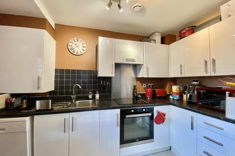 Flat 1, Centurion House, 99 Varcoe Gardens, Hayes, UB3 2FJ