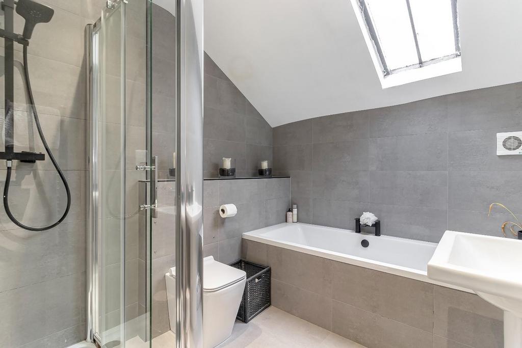 Bathroom 2.jpg