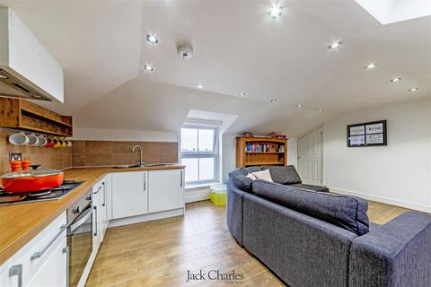 2 bedroom flat for sale - London Road, Southborough, Tunbridge Wells