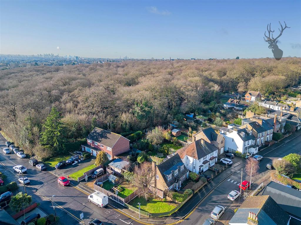 Princes Road, Buckhurst Hill IG9 2 bed detached house £900,000