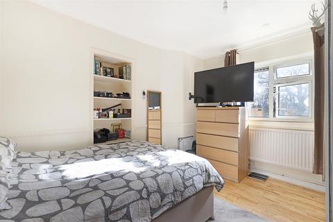 3 bedroom flat for sale, High Road, Buckhurst Hill IG9