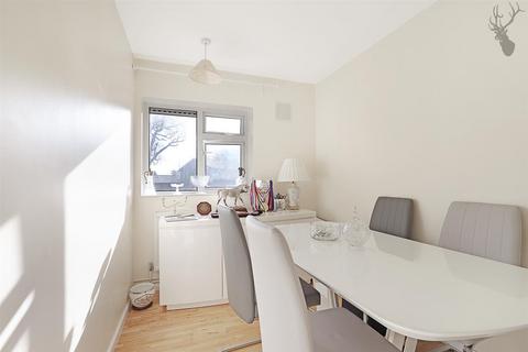 3 bedroom flat for sale, High Road, Buckhurst Hill IG9