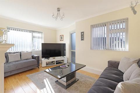 3 bedroom flat for sale, High Road, Buckhurst Hill IG9