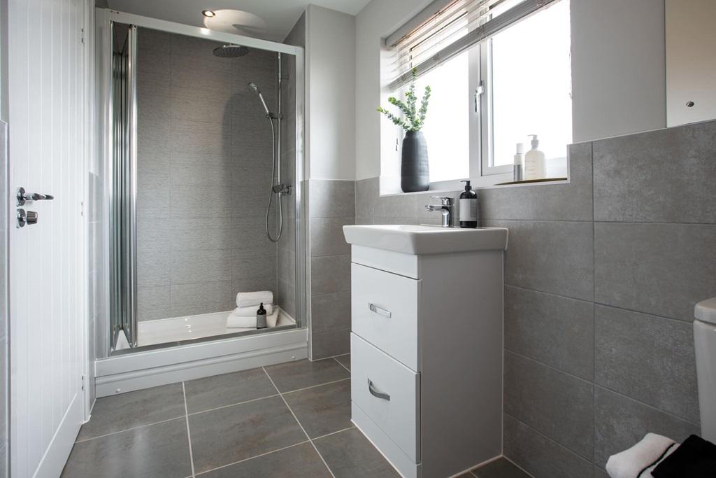 Modern en-suite shower room