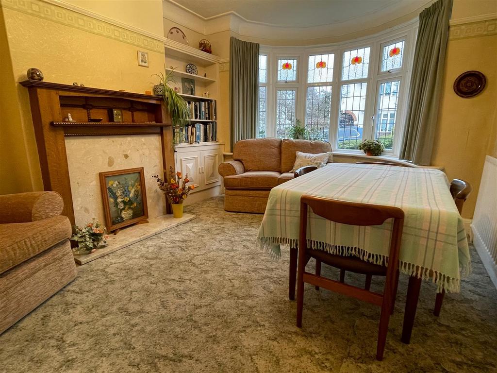 Tudor Crescent, Penn 3 bed semidetached house for sale £280,000