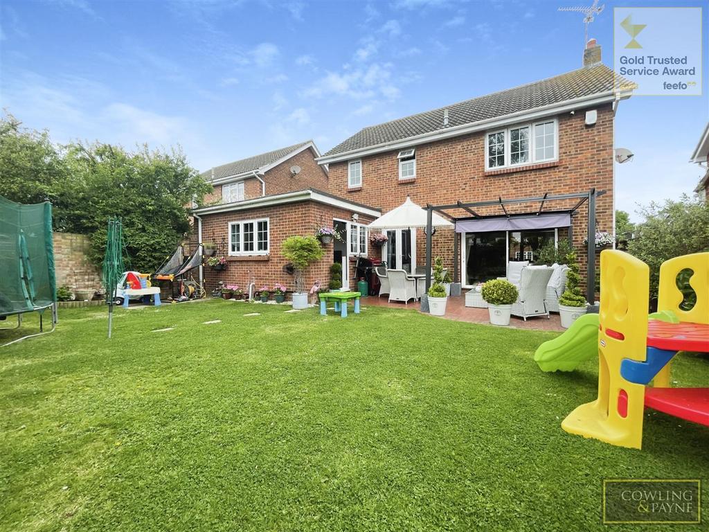 Well maintained rear garden