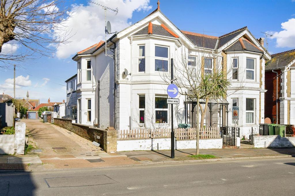 Station Avenue, Sandown, Isle of Wight 1 bed flat for sale £135,000