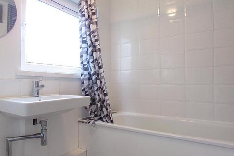 2 bedroom flat to rent, South Street, Southsea PO5
