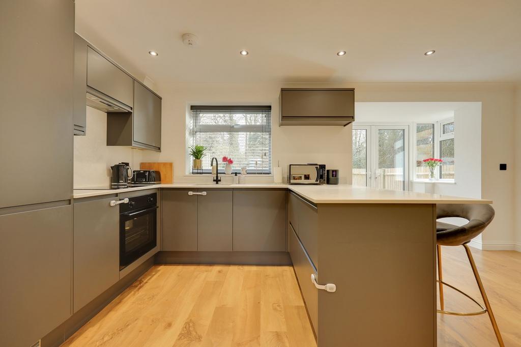 Chanctonbury Road, Burgess Hill, RH15 4 bed end of terrace house for