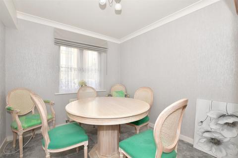 2 bedroom ground floor flat for sale - Stoneleigh Road, Clayhall, Ilford, Essex