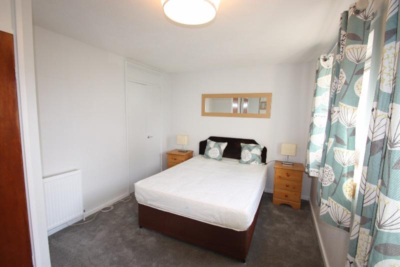 Craigour Drive, Liberton, Edinburgh... 2 bed flat £1,200 pcm (£277 pw)