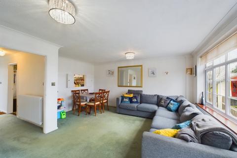 77 Glen View, Gravesend, DA12 1LS