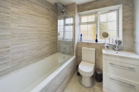 77 Glen View, Gravesend, DA12 1LS