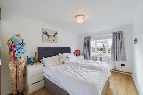 77 Glen View, Gravesend, DA12 1LS