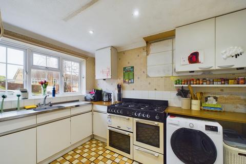 77 Glen View, Gravesend, DA12 1LS