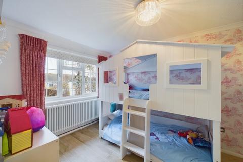 77 Glen View, Gravesend, DA12 1LS