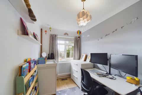 77 Glen View, Gravesend, DA12 1LS