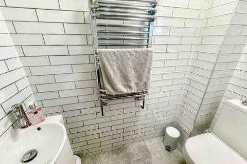 77 Glen View, Gravesend, DA12 1LS