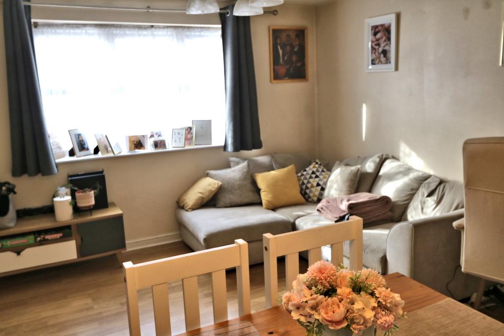 Crowe Road, Bedford, MK40 2 bed flat for sale £170,000
