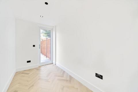 3 bedroom terraced house to rent, Hevelius Close, Greenwhich SE10