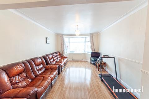 5 bedroom terraced house for sale - Wadeville Avenue, Romford, RM6