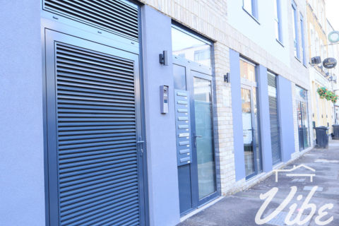 Shop to rent, Windus Road, London N16