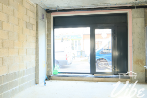 Shop to rent, Windus Road, London N16
