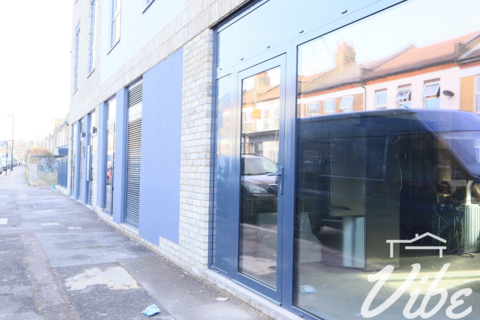 Shop to rent, Windus Road, London N16