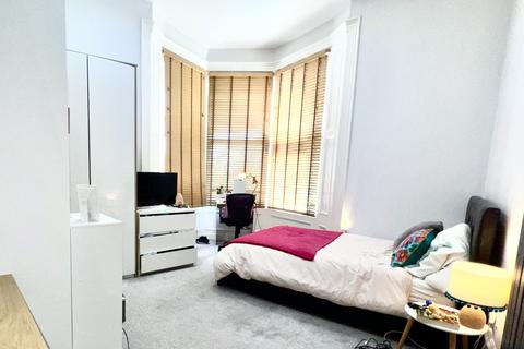 4 bedroom flat to rent, Jesmond, Tyne and Wear NE2