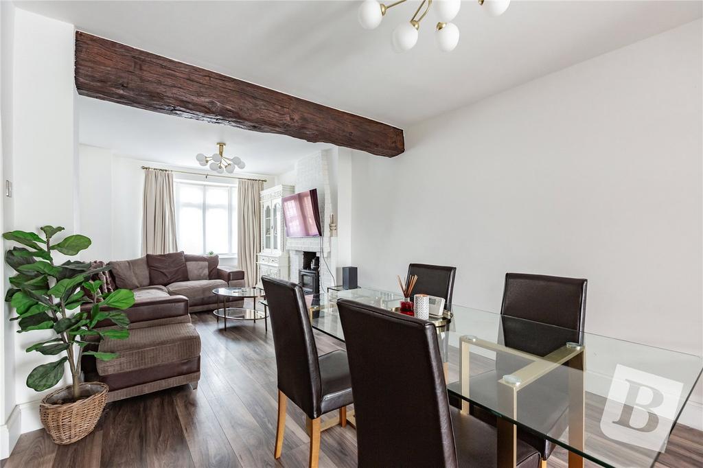 Rothbury Avenue, Rainham, RM13 3 bed semidetached house £475,000