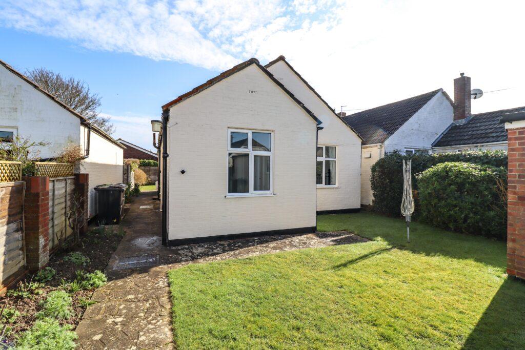 Elm Close Estate, Hayling Island 2 bed detached bungalow for sale £