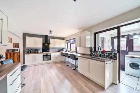 4 Perry Close, Uxbridge, UB8 3HR