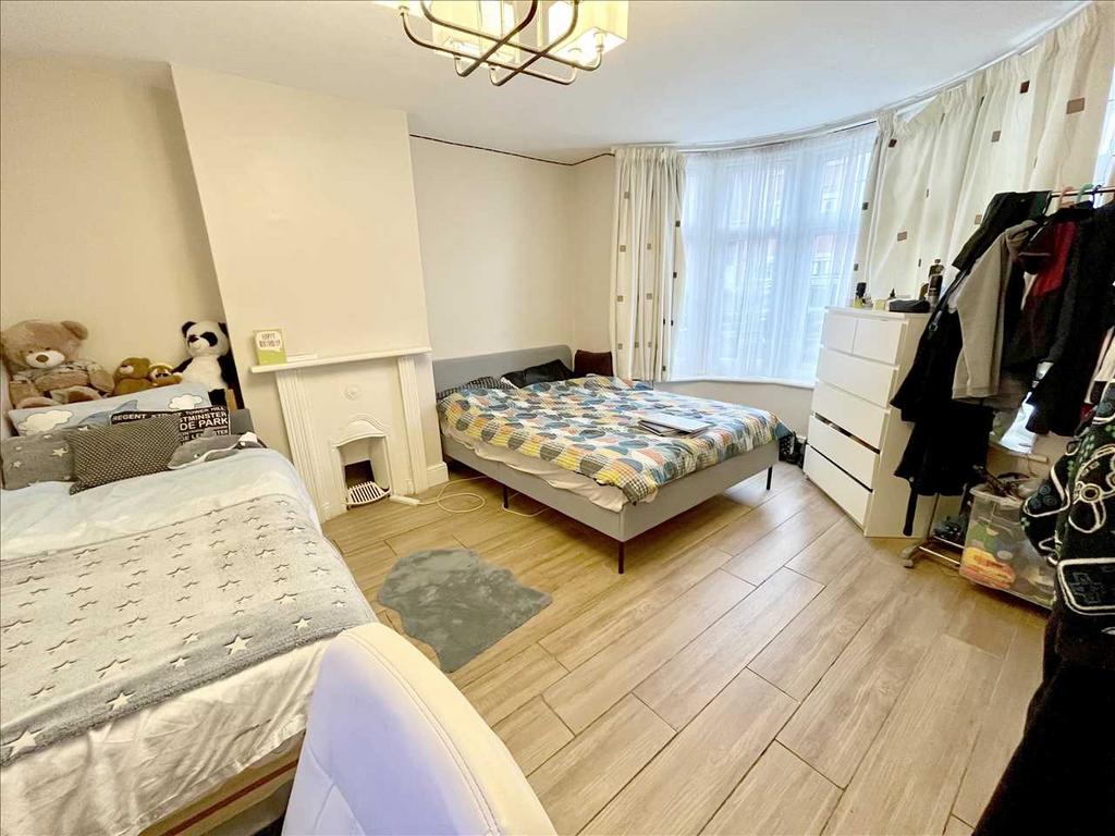 Aldenham Road, Bushey, WD23. 3 bed house for sale £599,950