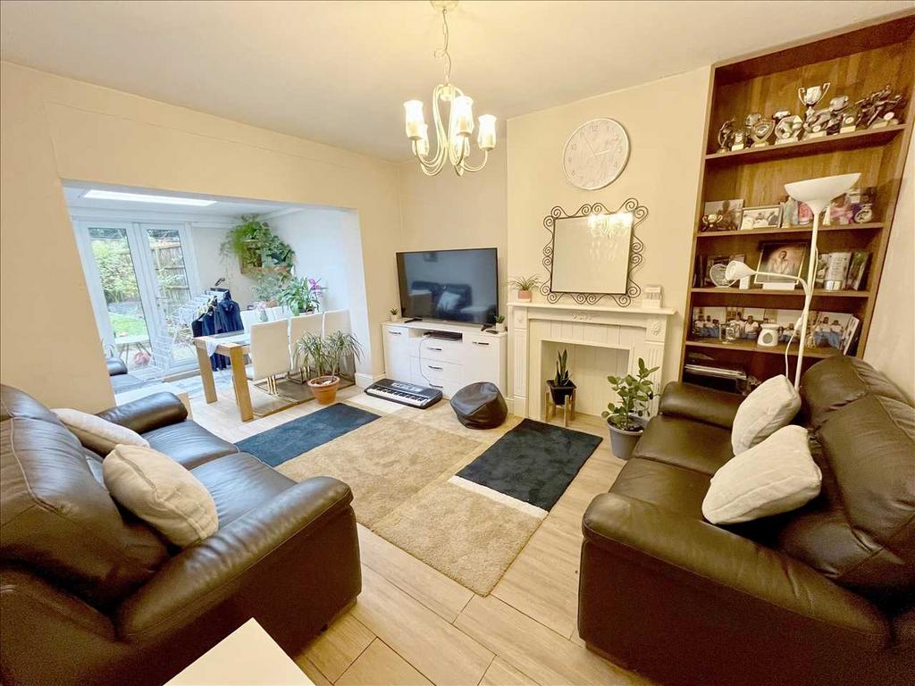 Aldenham Road, Bushey, WD23. 3 bed house for sale - £599,950