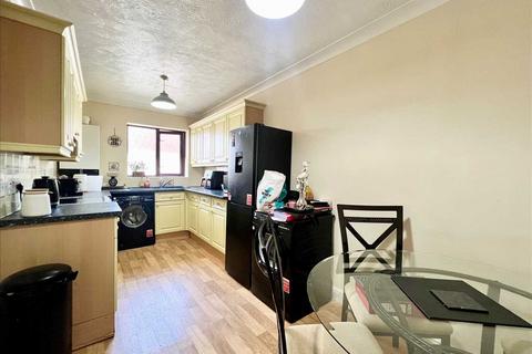 2 bedroom apartment to rent, 135 Station Road, Leigh on Sea SS9