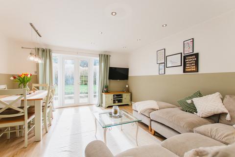 3 bedroom end of terrace house for sale - Peacocks Close, Middleton Cheney, OX17