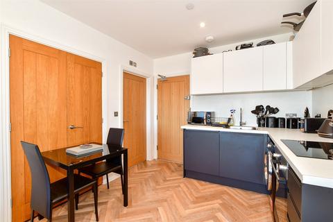 1 bedroom flat for sale - Cleeve Road, Leatherhead, Surrey