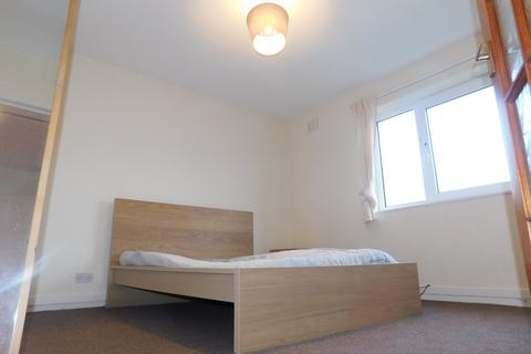 2 bedroom flat to rent, 38, Ochiltree Gardens, Edinburgh, EH16 5SN