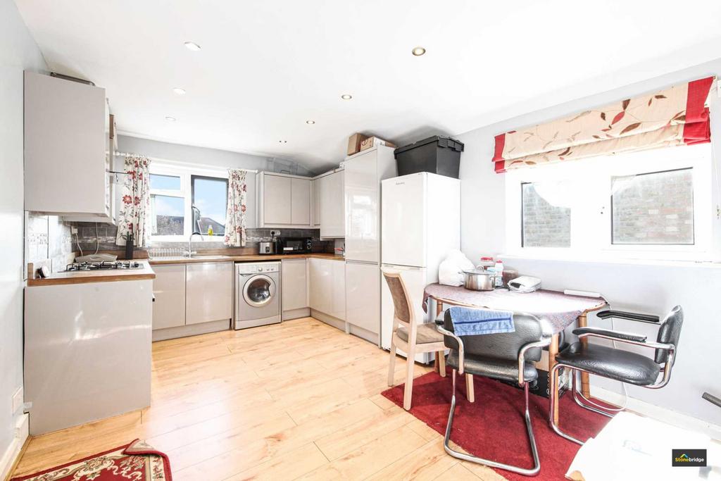 Sheringham Ave, Manor Park, E12 5PE 2 bed flat for sale £300,000