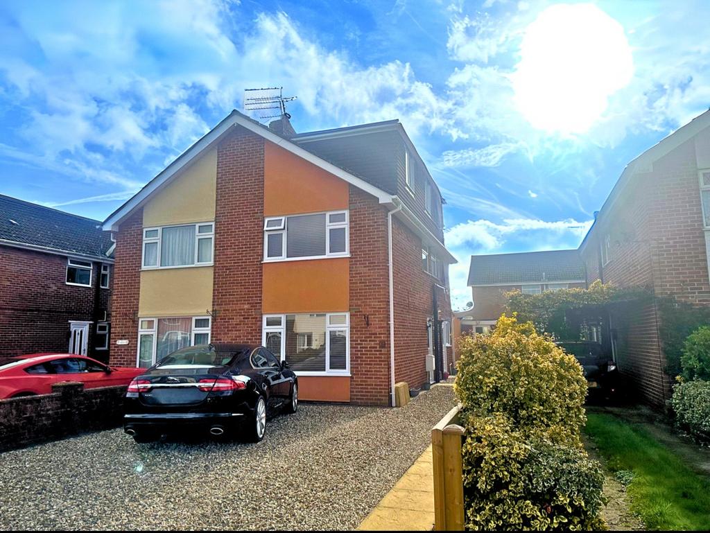 Wroughton, Swindon SN4 4 bed semidetached house for sale £365,000