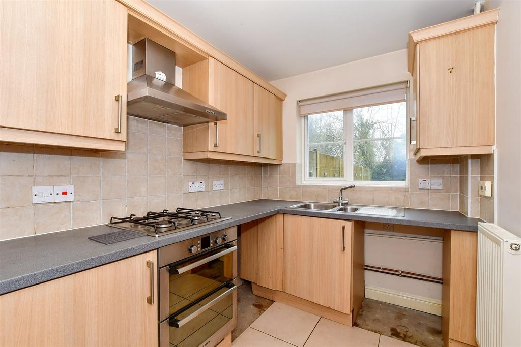 Aspen Drive, Whitfield, Dover, Kent 4 bed end of terrace house £300,000