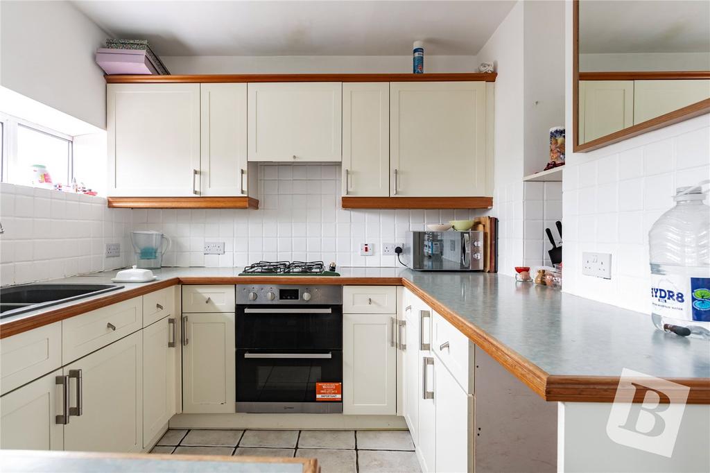 Geddy Court, Hare Hall Lane, Gidea Park, RM2 2 bed apartment for sale
